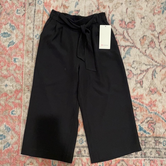 Lululemon Noir Crop - Picture 1 of 6